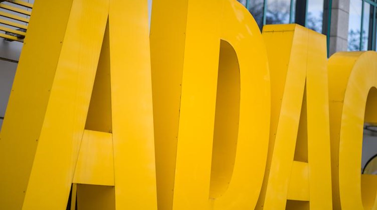 Der Schriftzug des Automobilclubs ADAC. Foto: Daniel Karmann/dpa