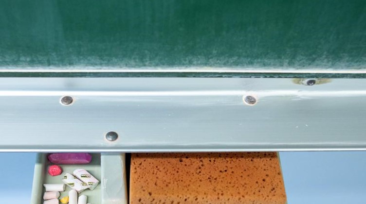 Schwamm und Kreide liegen in einem Klassenraum unter einer Tafel. Foto: Klaus-Dietmar Gabbert/dpa-Zentralbild/ZB/Symbolbild