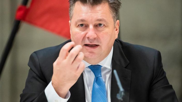 Andreas Geisel (SPD) bei einer Pressekonferenz. Foto: Christoph Soeder/dpa/Archivbild