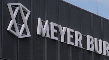 Blick auf den Eingang des Schweizer Unternehmens Meyer Burger in Thalheim. Foto: Hendrik Schmidt/dpa-Zentralbild/ZB/Symbolbild