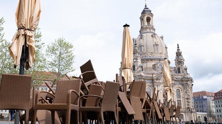 Stühle stehen und liegen auf dem Neumarkt vor der Frauenkirche nebeneinander. Foto: Sebastian Kahnert/dpa-Zentralbild/dpa/Archivbild
