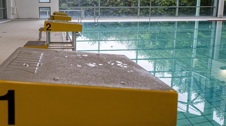 Blick auf die leeren Startblöcke im Schwimmbad. Foto: David Inderlied/dpa/Symbolbild