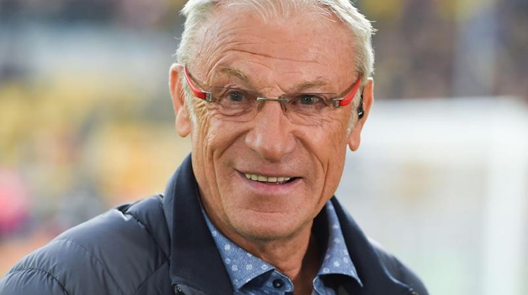 Ex-Dynamo Eduard Geyer steht im Rudolf-Harbig-Stadion. Foto: Sebastian Kahnert/zb/dpa/Archivbild