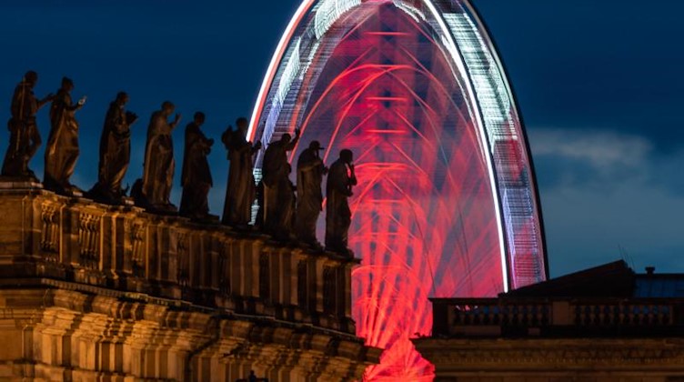 Das Riesenrad "Wheel of Vison" dreht sich auf dem Dresdner Stadtfest 2019. Foto: Robert Michael/dpa-Zentralbild/dpa/Archiv