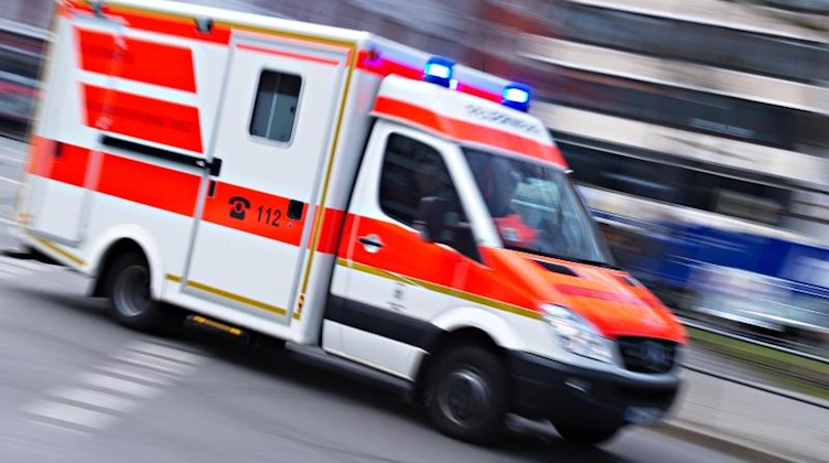 Ein Rettungswagen mit der Aufschrift 112 fährt mit Blaulicht durch die Stadt. Foto: Nicolas Armer/dpa/Symbolbild