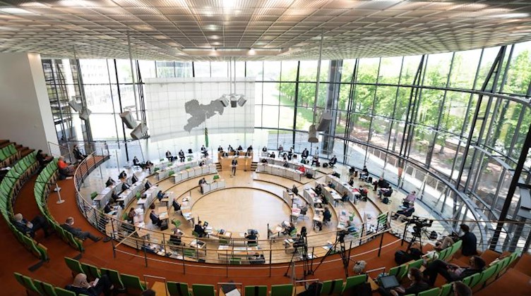 Die Abgeordneten sitzen bei der Landtagssitzung im Plenum auf ihren Plätzen. Foto: Sebastian Kahnert/dpa-Zentralbild/dpa/Archivbild
