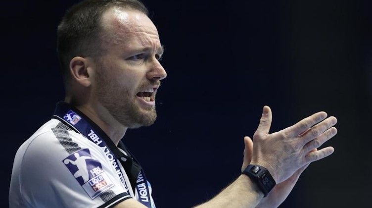 Trainer Andre Haber gestikuliert. Foto: Ronny Hartmann/dpa/Archivbild