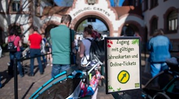 Schild mit der Aufschrift «Zugang mit gültigen Jahreskarten und Online-Tickets» vor dem Zoo Leipzig. Foto: Hendrik Schmidt/dpa-Zentralbild/dpa/Archivbild