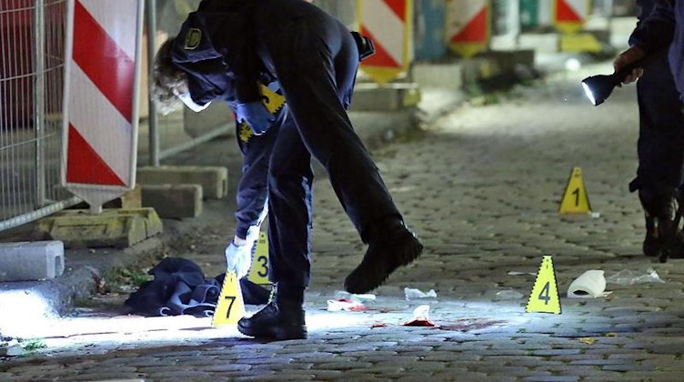 Kriminaltechniker sichern Spuren nach einer tödliche Messerattacke auf zwei Touristen. Foto: Roland Halkasch/dpa-Zentralbild/dpa/Archivbild
