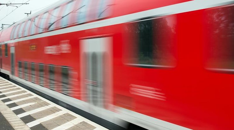 Ein Regionalexpress der Deutschen Bahn. Foto: Patrick Pleul/dpa-Zentralbild/dpa/Archivbild