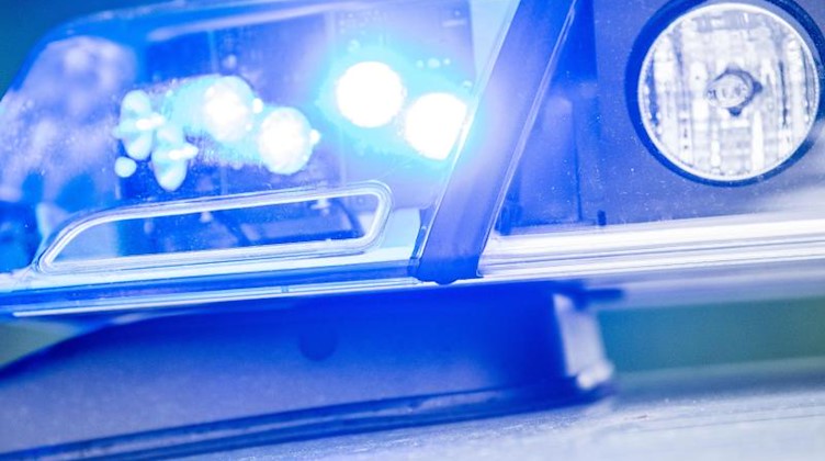 Ein Blaulicht leuchtet an einem Polizeiauto. Foto: Lino Mirgeler/dpa/Symbolbild