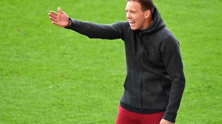 Julian Nagelsmann gestikuliert am Spielrand. Foto: John Macdougall/AFP-Pool/dpa/Archivbild