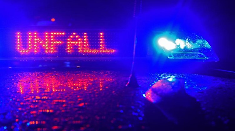 Das Wort «Unfall» leuchtet auf einem Polizeiauto. Foto: Stefan Puchner/dpa/Symbolbild