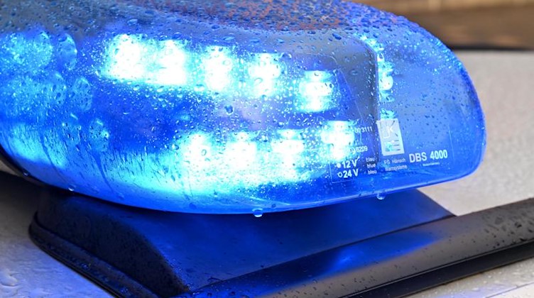 Ein Streifenwagen der Polizei steht mit eingeschaltetem Blaulicht an einem Einsatzort. Foto: Carsten Rehder/dpa/Symbolbild