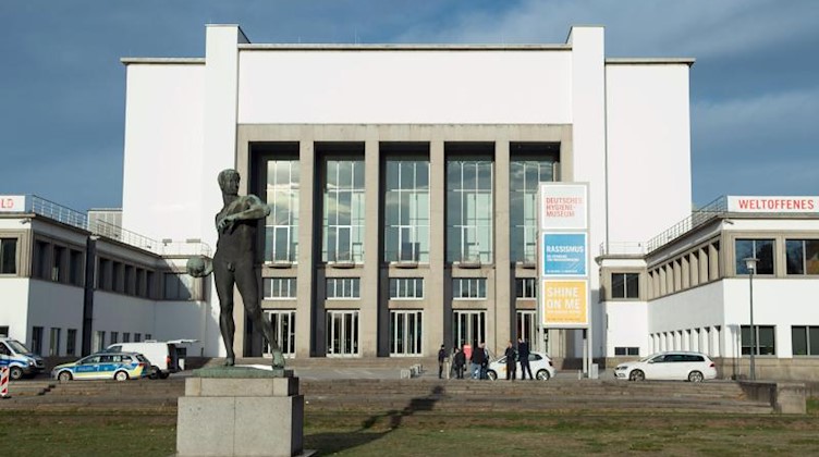 Das Deutsche Hygiene-Museum (DHMD) mit dem "Ballwerfer" vor dem Eingang. Foto: Sebastian Kahnert/dpa-Zentralbild/ZB/Archivbild