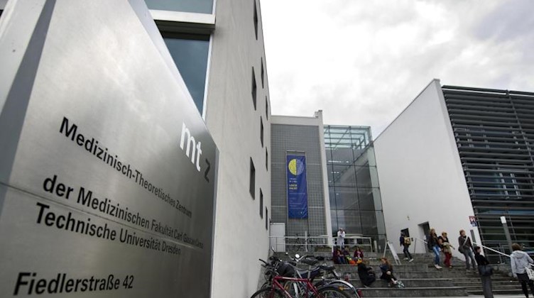 Das Medizinisch-Theoretische Zentrum der Medizinischen Fakultät Carl Gustav Carus. Foto: Arno Burgi/dpa-Zentralbild/dpa/Archivbild