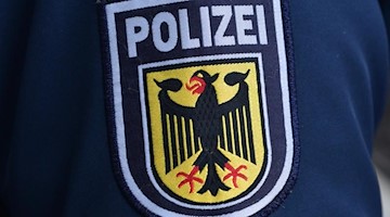 Das Wappen der Bundespolizei auf einer Dienstjacke. Foto: Martin Schutt/dpa-Zentralbild/dpa/Symbolbild