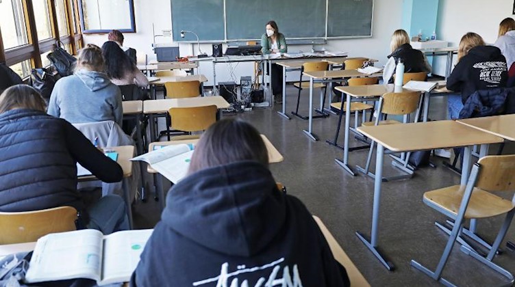 Schüler arbeiten in einem Klassenraum. Foto: Oliver Berg/dpa/Symbolbild