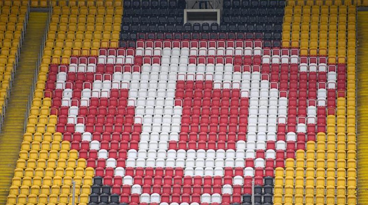 Blick auf eine Tribüne im Rudolf-Harbig-Stadion in Dresden. Foto: Robert Michael/dpa-Zentralbild/dpa/Symbolbild/Archiv