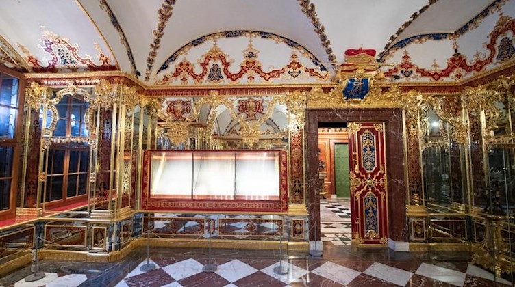 Die bei einem Einbruch beschädigte Vitrine im Juwelenzimmer im Historischen Grünen Gewölbe. Foto: Sebastian Kahnert/dpa-Zentralbild/dpa