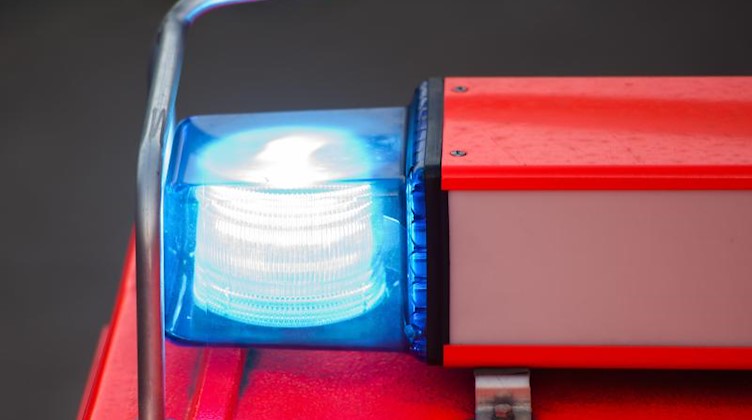Ein Blaulicht leuchtet an einem Feuerwehrwagen. Foto: picture alliance/Daniel Bockwoldt/dpa/Symbolbild