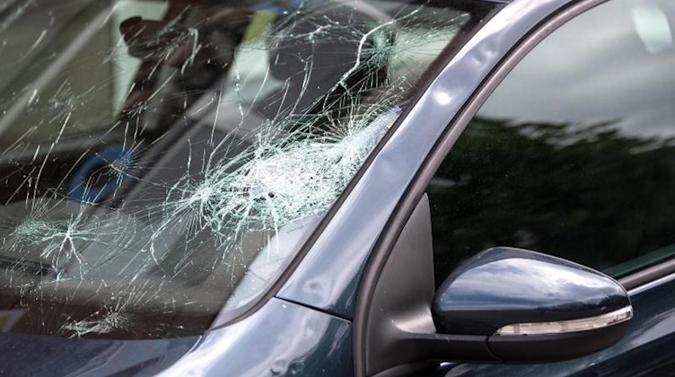 Ein Auto ist nach einem Sturm beschädigt. Foto: Sina Schuldt/dpa/dpa-tmn/Archivbild