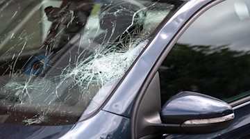 Ein Auto ist nach einem Sturm beschädigt. Foto: Sina Schuldt/dpa/dpa-tmn/Archivbild
