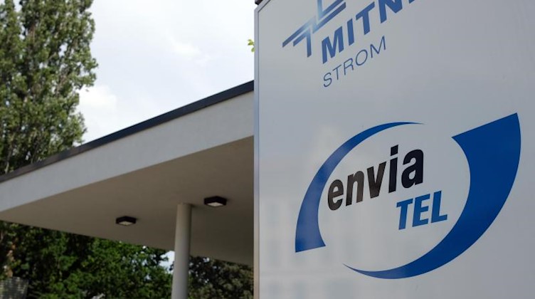 Das Firmenschild mit dem Logo des Telekommunikationsdienstleiters Envia Tel ist zu sehen. Foto: Sebastian Willnow/dpa-Zentralbild/dpa/Archivbild