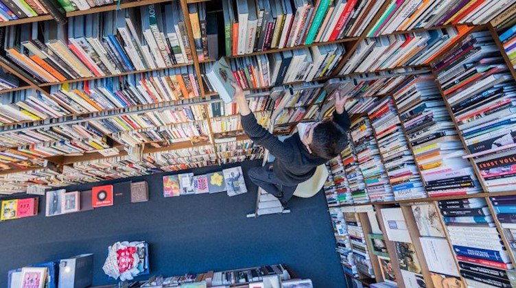 Ein Mitarbeiter einer Buchhandlung. Foto: Rolf Vennenbernd/dpa/Symbolbild
