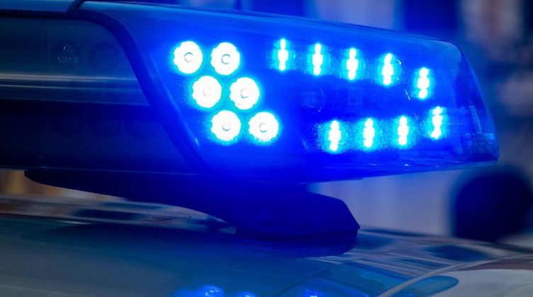 Ein Blaulicht der Polizei leuchtet. Foto: Klaus-Dietmar Gabbert/dpa-Zentralbild/Symbolbild