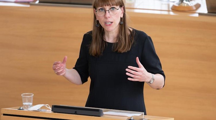 Katja Meier (Bündnis90/Die Grünen), Justizministerin von Sachsen, spricht. Foto: Sebastian Kahnert/dpa-Zentralbild/dpa