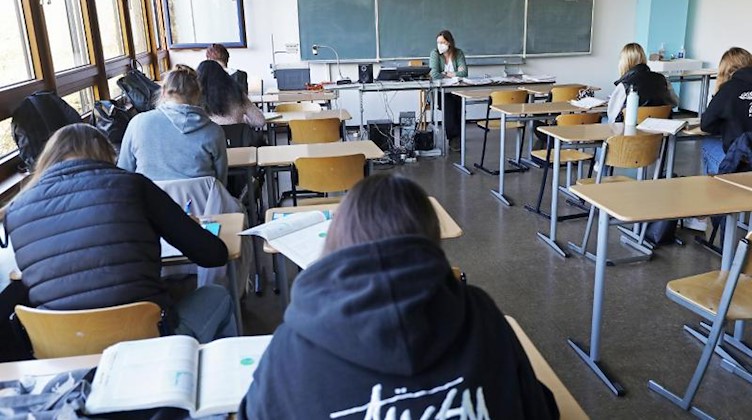 Schüler arbeiten in einem Klassenraum. Foto: Oliver Berg/dpa/Symbolbild