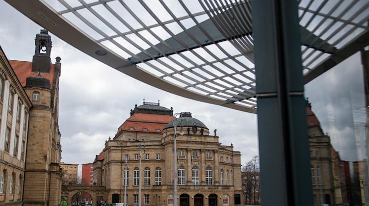 Das König-Albert-Museum und das Opernhaus prägen den Theaterplatz in Chemnitz. Foto: Hendrik Schmidt/dpa-Zentralbild/ZB/Archivbild
