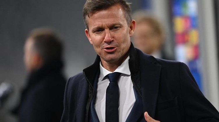 Der neue Trainer von RB Leipzig, Jesse Marsch, steht am Seitenrand. Foto: Sven Hoppe/dpa