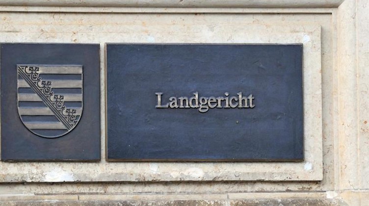Ein Hinweisschild am Landgericht Dresden. Foto: Matthias Hiekel/dpa-Zentralbild/dpa