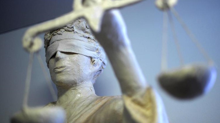 Eine Statue der Justitia hält die Waage. Foto: picture alliance/dpa/Symbolbild