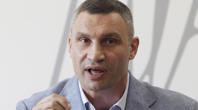 Vitali Klitschko spricht bei einer Pressekonferenz. Foto: Serg Glovny/ZUMA Wire/dpa/Archivbild