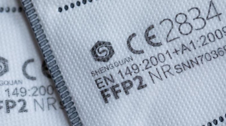 FFP2-Masken mit CE-Zertifizierung liegen auf einem Tisch. Foto: Rolf Vennenbernd/dpa/Illustration