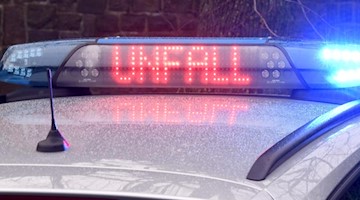 Die Leuchtschrift «Unfall» auf dem Dach eines Polizeiwagens. Foto: Carsten Rehder/dpa/Symbolbild