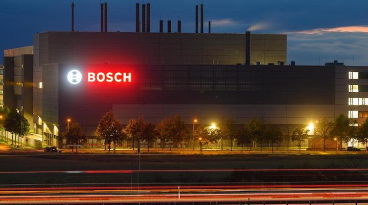 Autos fahren an der neuen Bosch-Halbleiterfabrik in Dresden vorbei. Foto: Robert Michael/dpa-Zentralbild/dpa/Archivbild