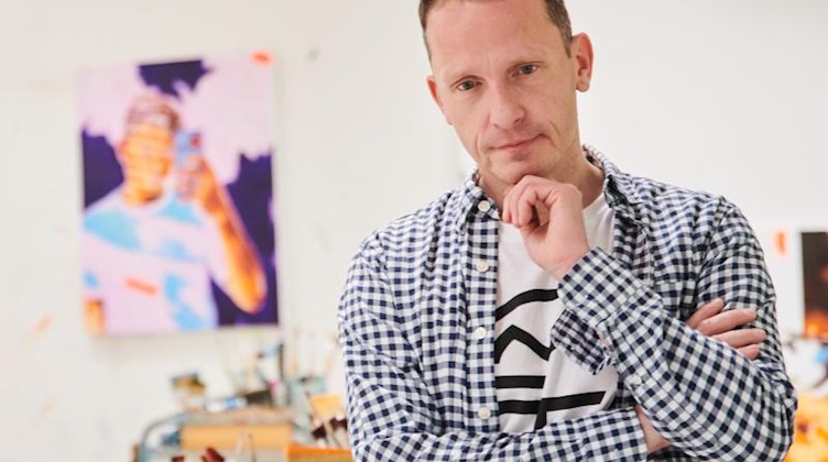 Der Maler Norbert Bisky steht in seinem Atelier in Berlin-Friedrichshain. Foto: Annette Riedl/dpa/Archivbild