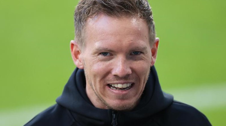 Leipzigs Trainer Julian Nagelsmann steht im Stadion. Foto: Jan Woitas/dpa-Pool/dpa/Archivbild