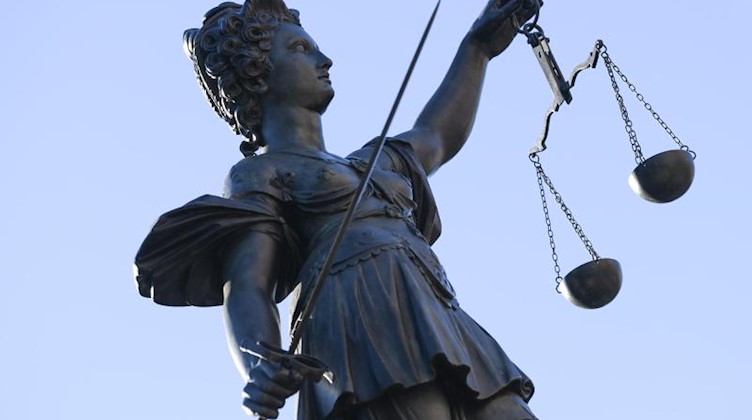 Eine Statue der Justitia steht unter freiem Himmel. Foto: Arne Dedert/dpa/Symbolbild