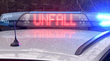 Der Schriftzug «Unfall» leuchtet auf dem Dach eines Polizeiwagens. Foto: Carsten Rehder/dpa/Symbolbild