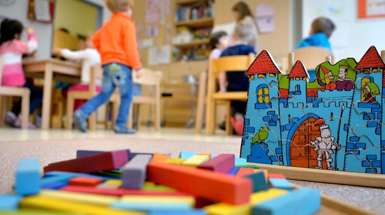 Spielzeug liegt in einer Kindertagesstätte auf dem Boden. Foto: Monika Skolimowska/dpa/Symbolbild