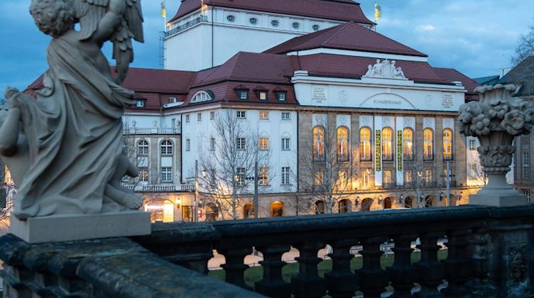 Blick auf das Dresdner Schauspielhaus vom Zwinger während der Morgendämmerung. Foto: Robert Michael/dpa-Zentralbild/dpa