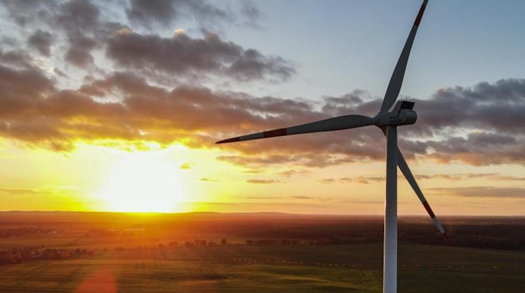 Eine Windenergieanlage im Sonnenuntergang. Foto: Patrick Pleul/dpa-Zentralbild/dpa