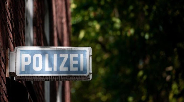 Ein Schild, auf dem «Polizei» steht, hängt an einer Wache. Foto: Fabian Strauch/dpa/Symbolbild