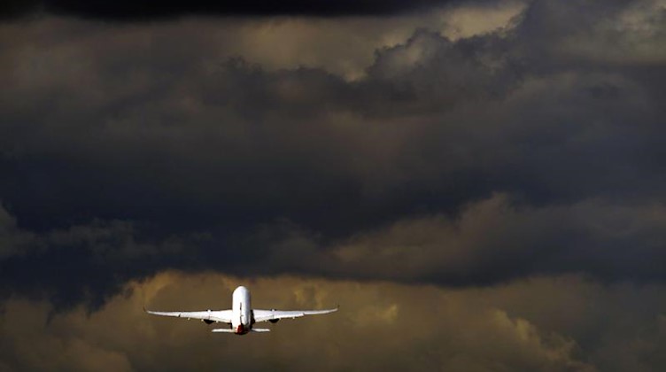 Ein Flugzeug hebt von einem Flughafen ab. Foto: Steve Parsons/PA Wire/dpa