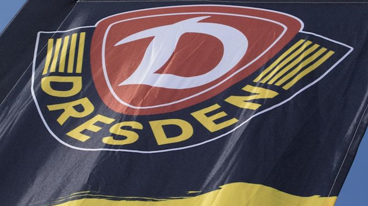 Eine Fahne mit dem Dynamologo weht vor dem Trainingszentrum der SG Dynamo Dresden. Foto: Robert Michael/dpa-Zentralbild/dpa/Archivbild